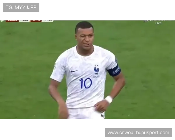 姆巴佩禁区外世界波直挂死角，门将西蒙捶地懊恼