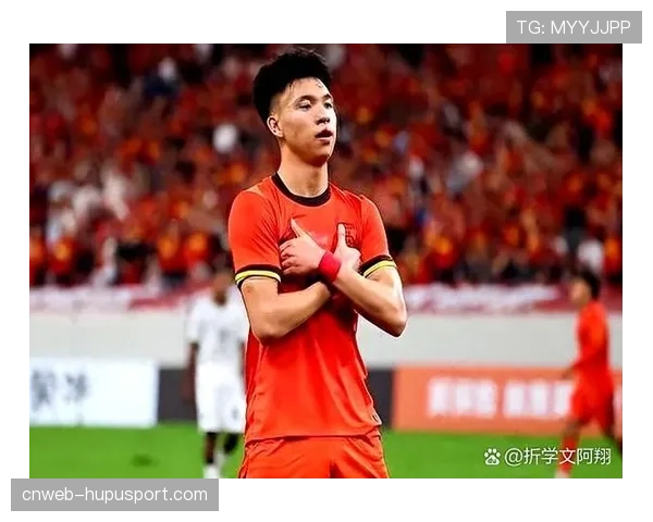 特写：看台上，一位小球迷为丢单刀而掩面哭泣